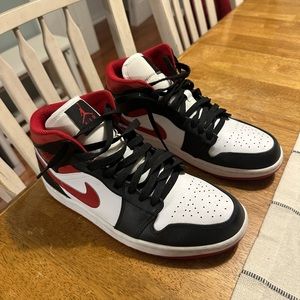men’s 9.5 jordan 1 mid gym red. like new. light creasing in the left shoe